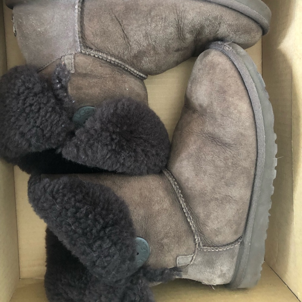 Short brown Uggs S/N 5803 - Picture 9 of 10